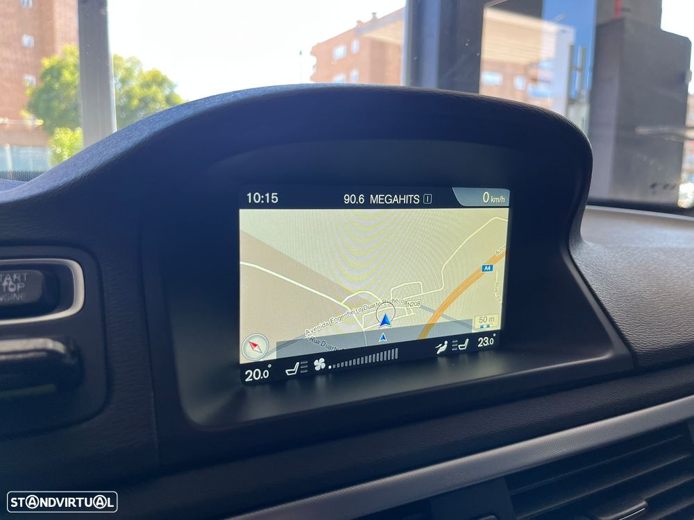 Volvo XC 70 2.0 D4 Momentum Geartronic - 14
