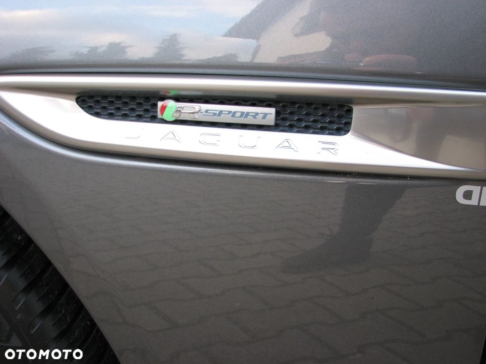 Jaguar XE 20d R-Sport - 35
