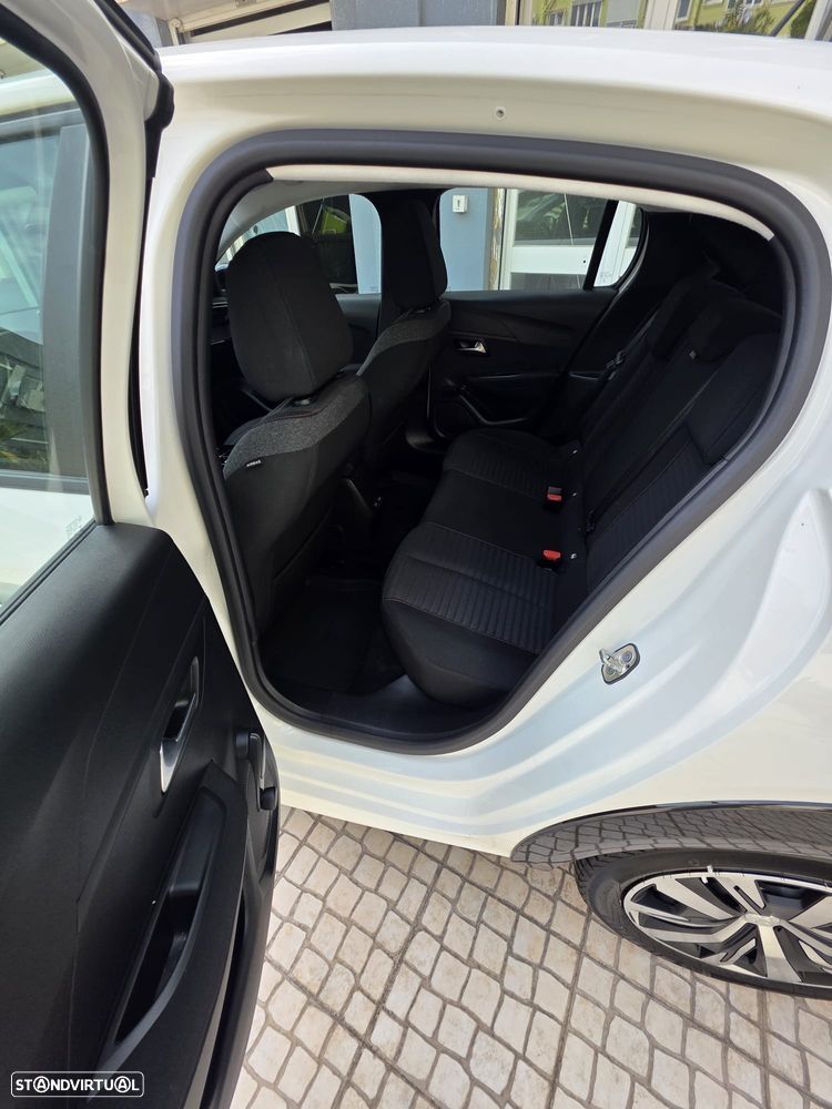 Peugeot e-208 - 14
