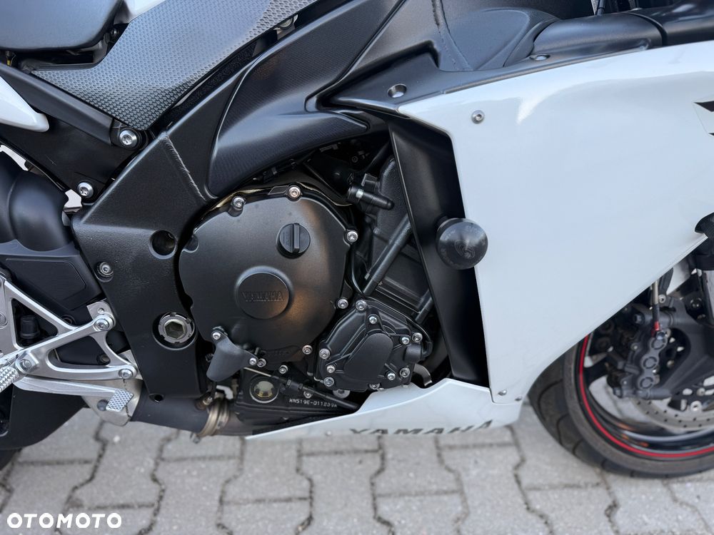 Yamaha R1 - 10