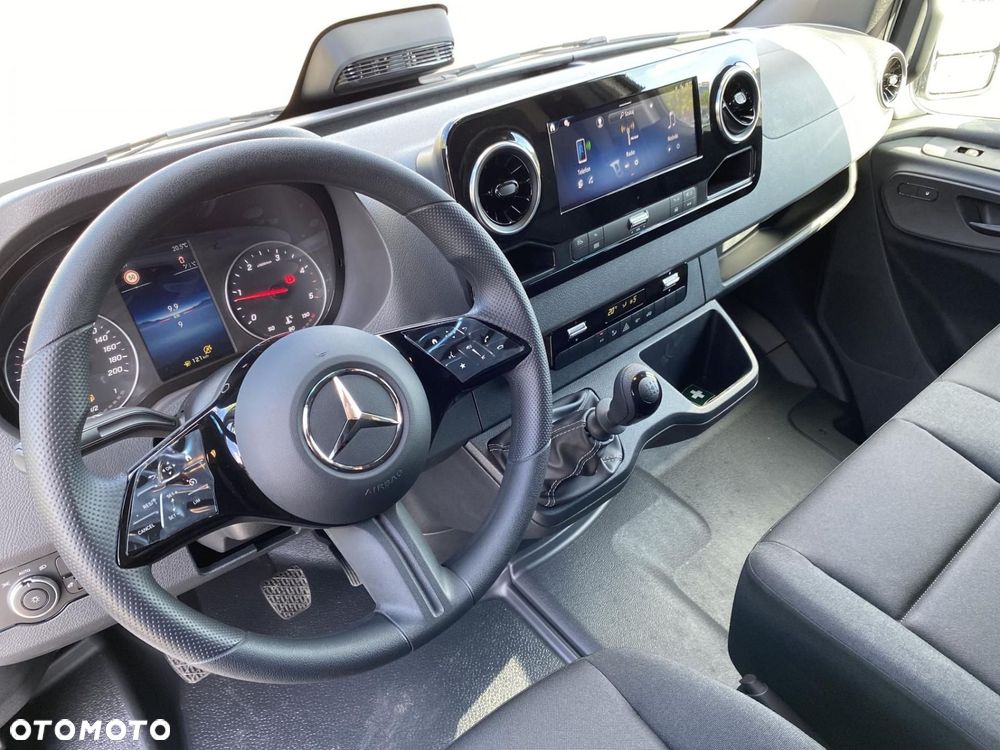 Mercedes-Benz Sprinter - 13
