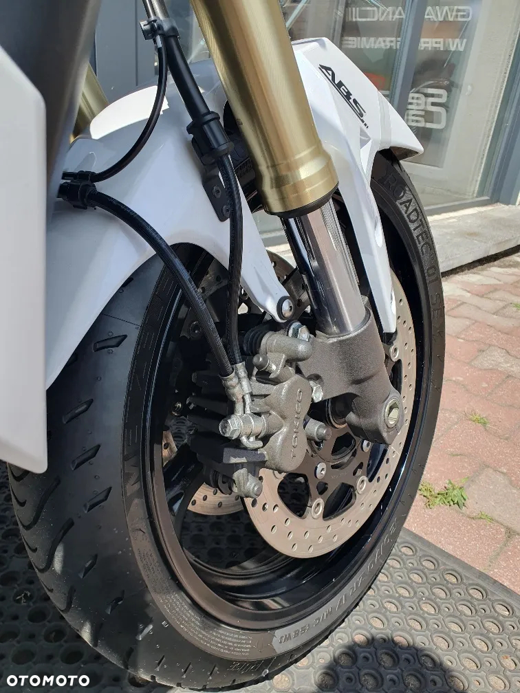Suzuki GSR - 23
