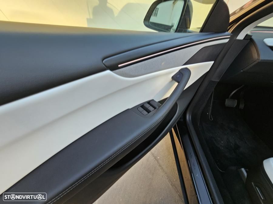 Tesla Model Y Long Range Dual Motor AWD - 33