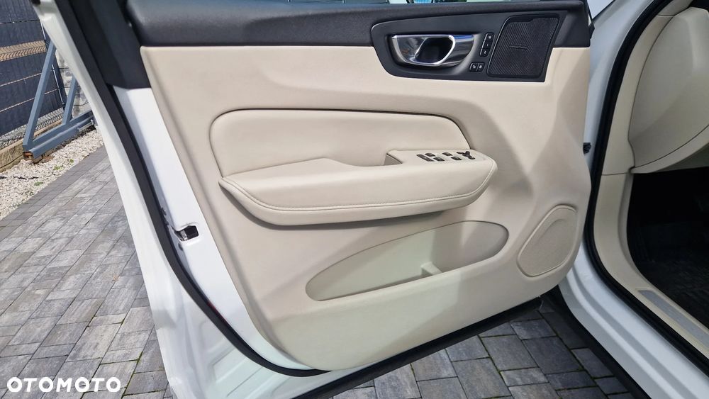Volvo XC 60 B5 B AWD Momentum Pro - 36