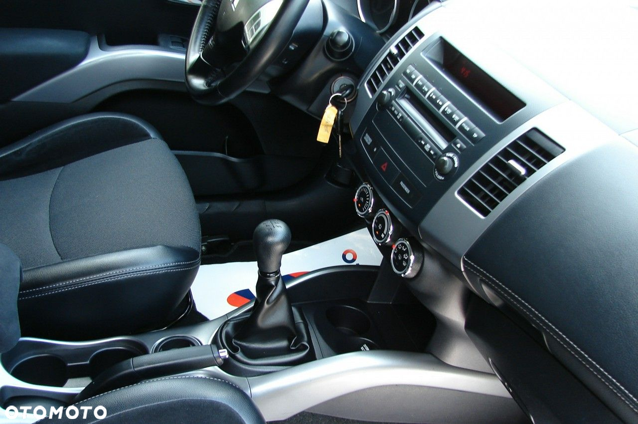 Mitsubishi Outlander - 12