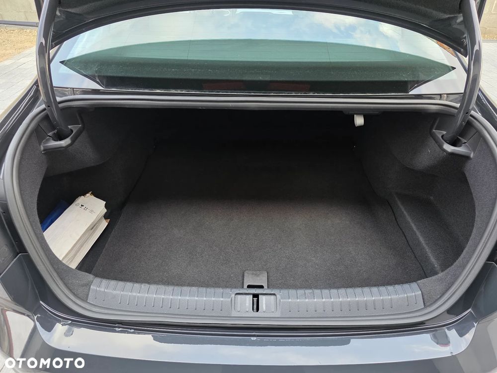 Volkswagen Passat - 25