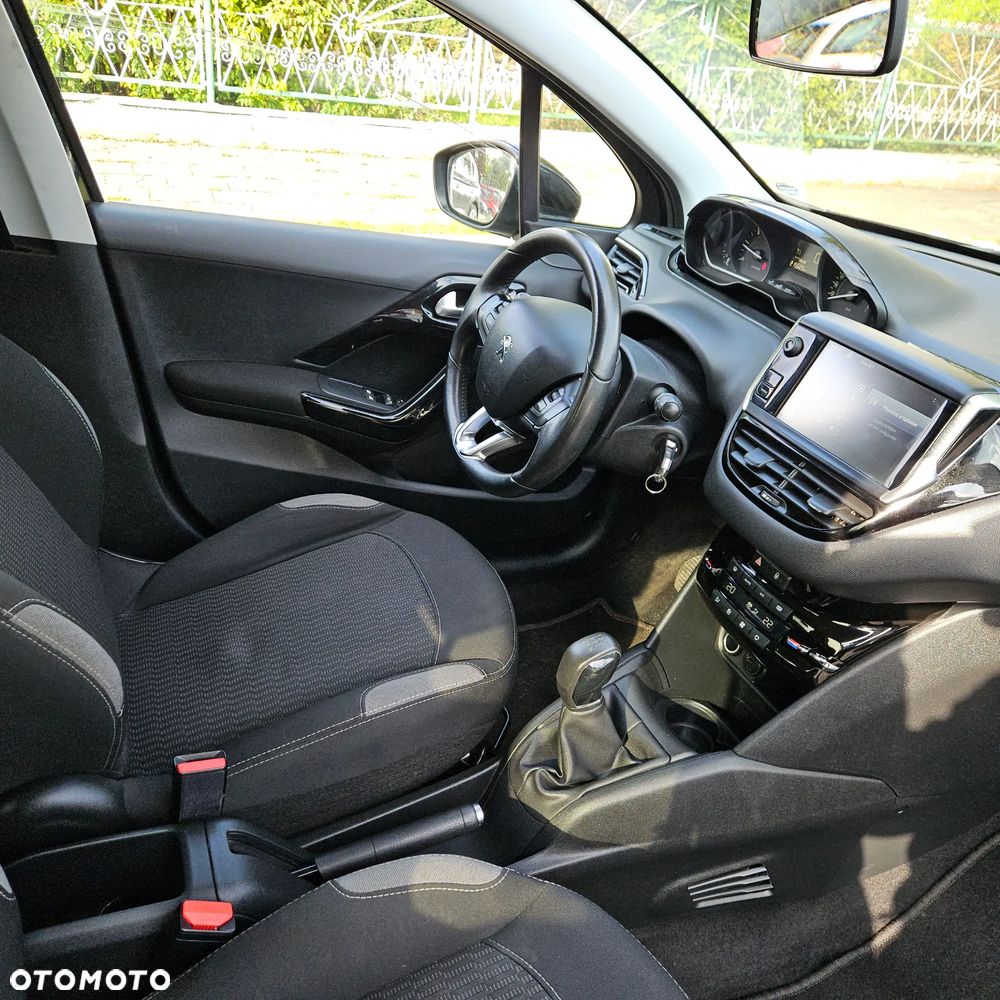 Peugeot 208 - 13