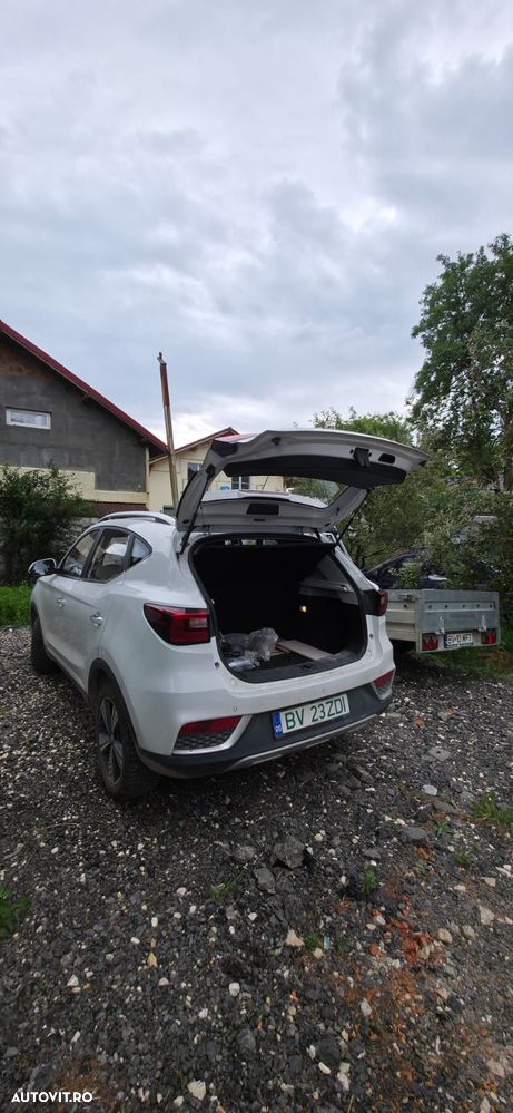 MG ZS EV Luxury - 3