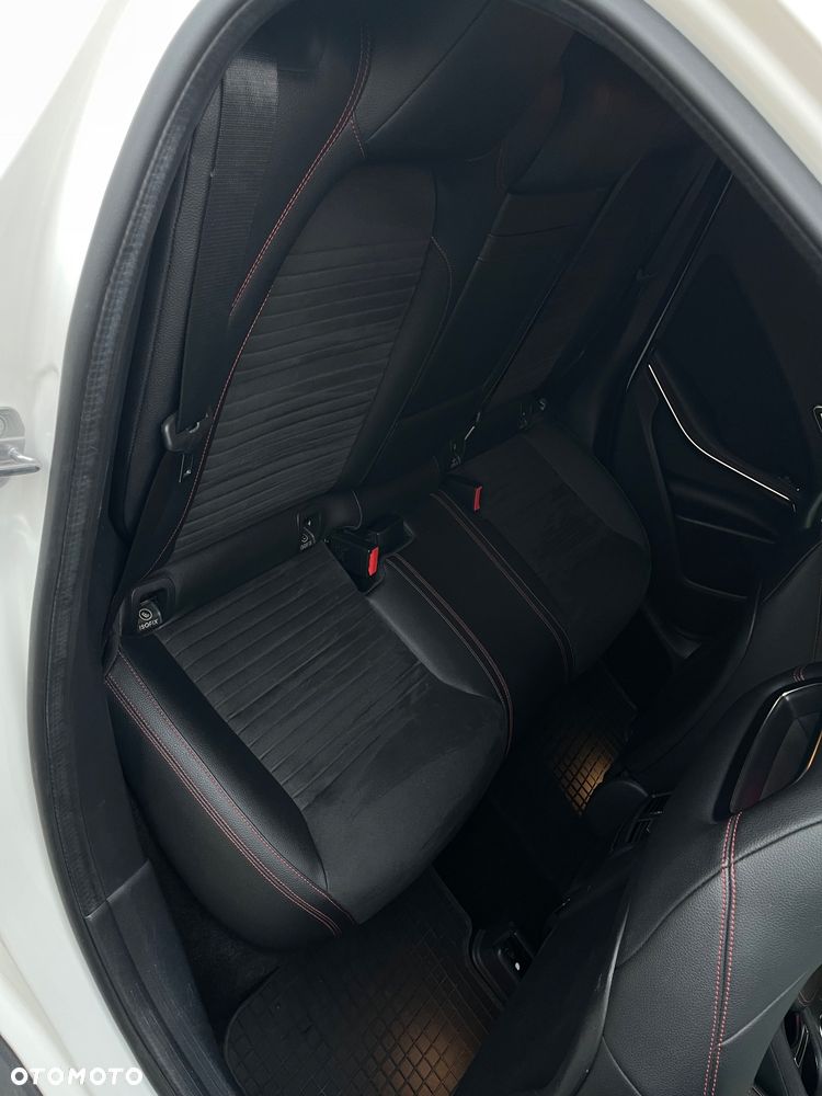 Mercedes-Benz GLA 200 7G-DCT - 21