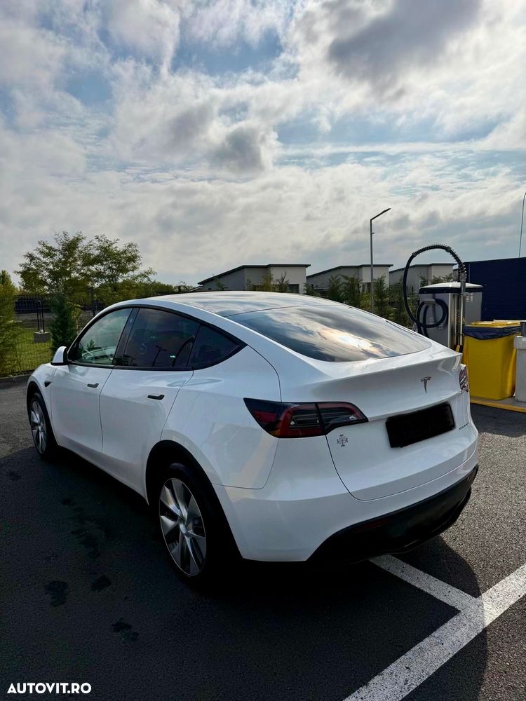 Tesla Model Y - 4