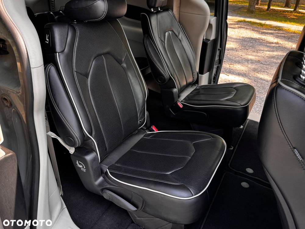 Chrysler Pacifica - 13
