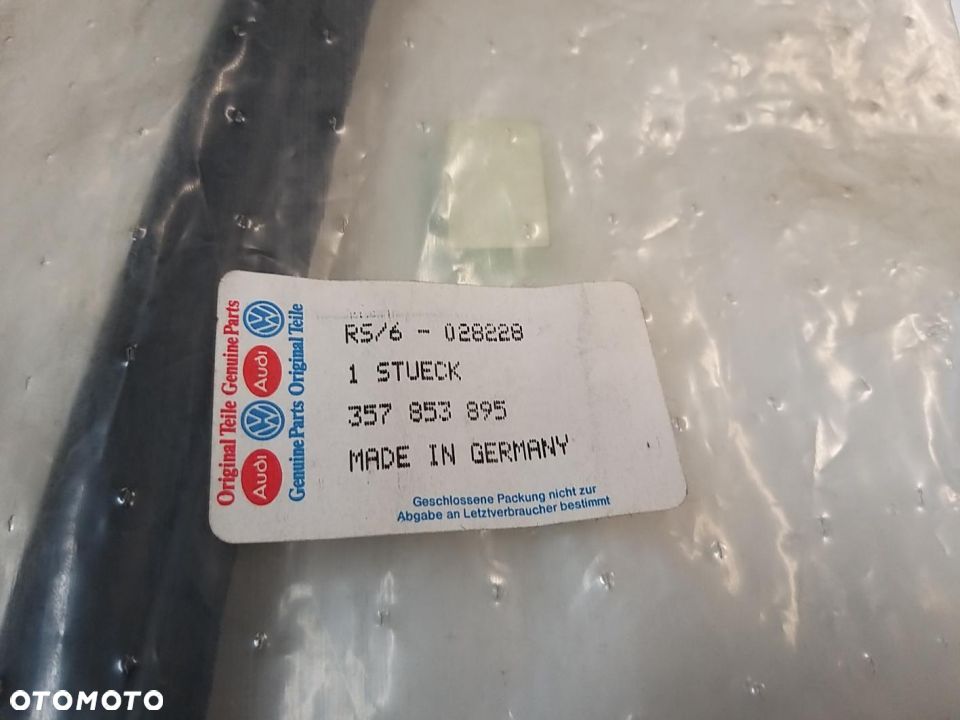 Uszczelka Reflktorów lewa dolna   Atrapy VW Passat 90-94  357853895 - 2