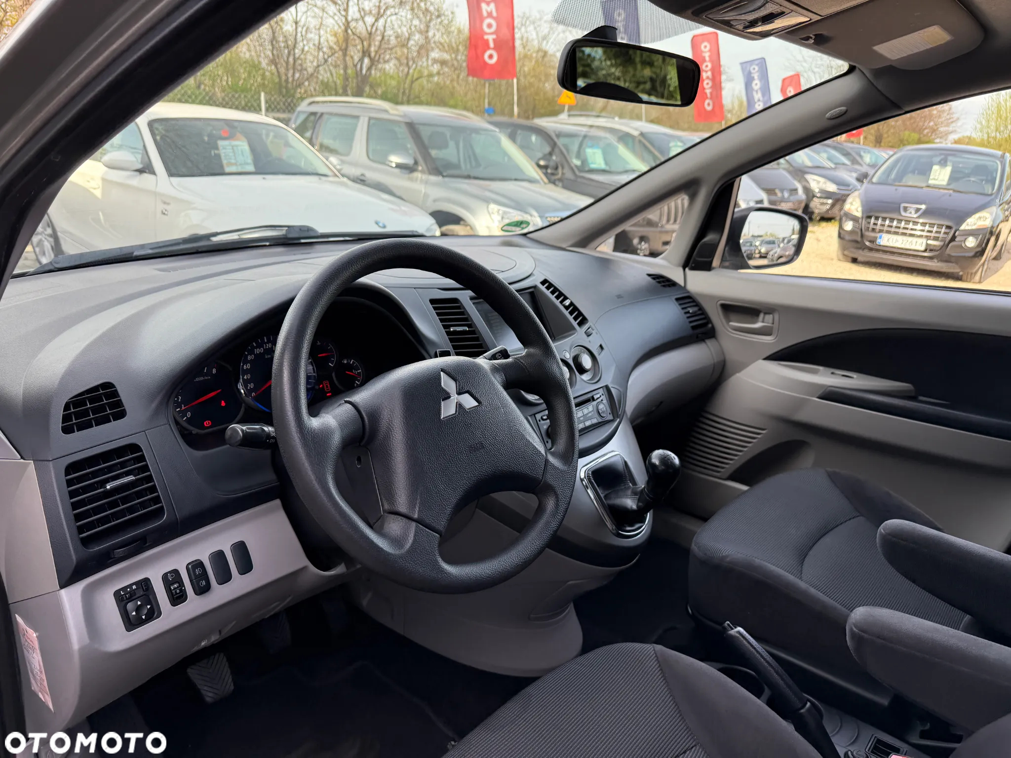 Mitsubishi Grandis 2.4 Intense - 26