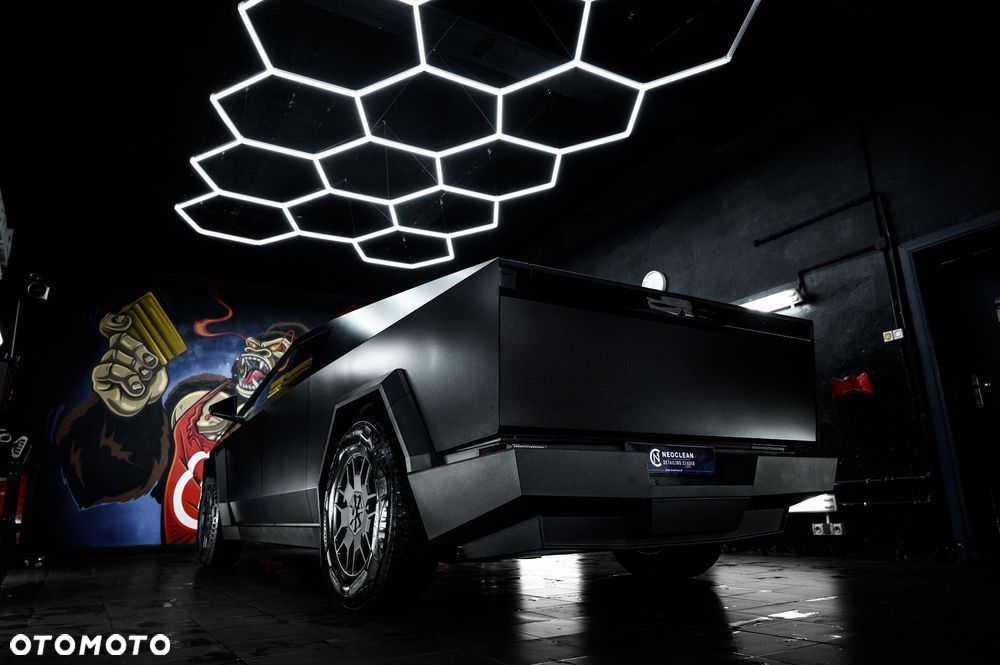 Tesla Cybertruck - 16