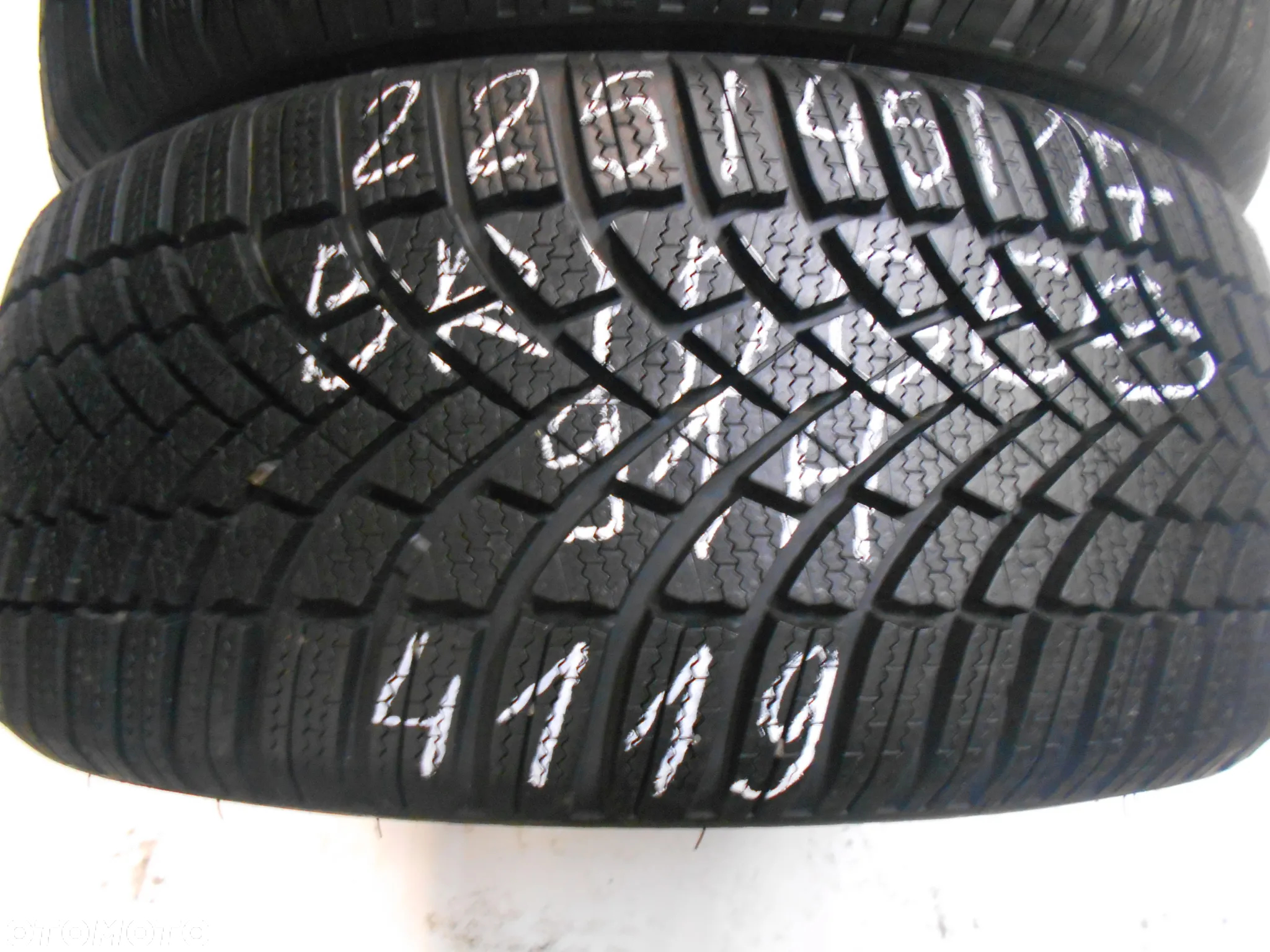 OPONY 225/45R17 BRIDGESTONE BLIZZAK LM 005 DOT 4119 8MM - 3