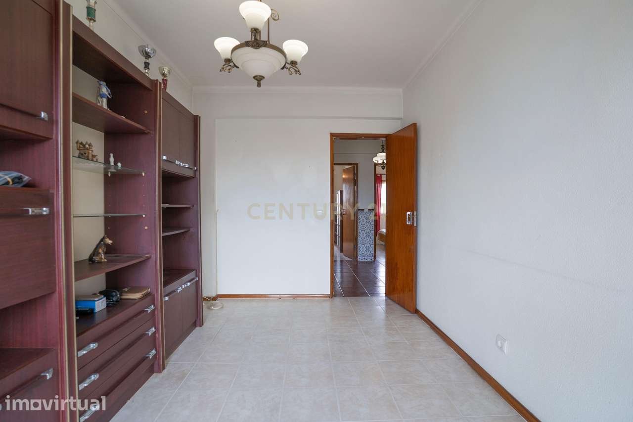 Apartamento T4 localizado no Bairro dos Arneiros, em Caldas da Rainha - Grande imagem: 4/23