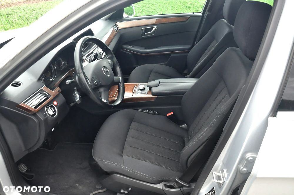 Mercedes-Benz Klasa E 250 CGI BlueEFFICIENCY 7G-TRONIC Elegance - 28