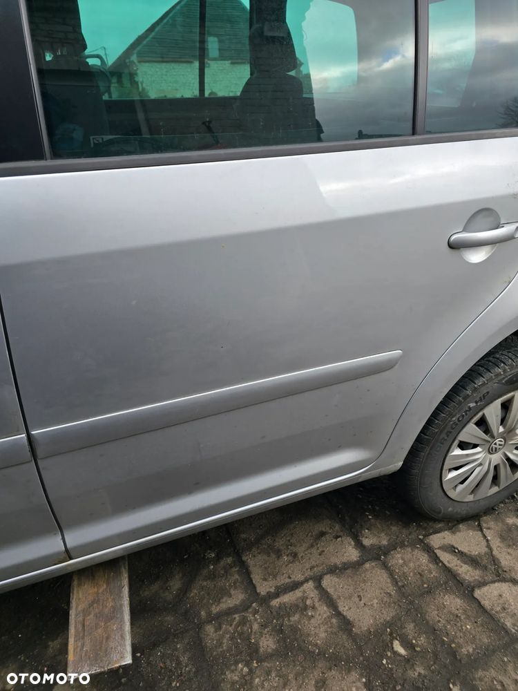 Drzwi lewy tył  vw Touran 03-15 w kolorze LA7W - 2