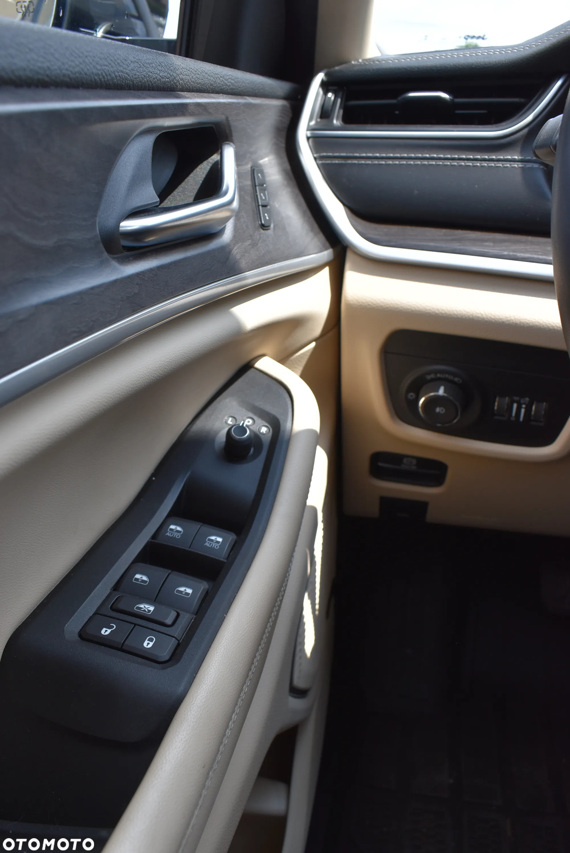 Jeep Grand Cherokee - 31