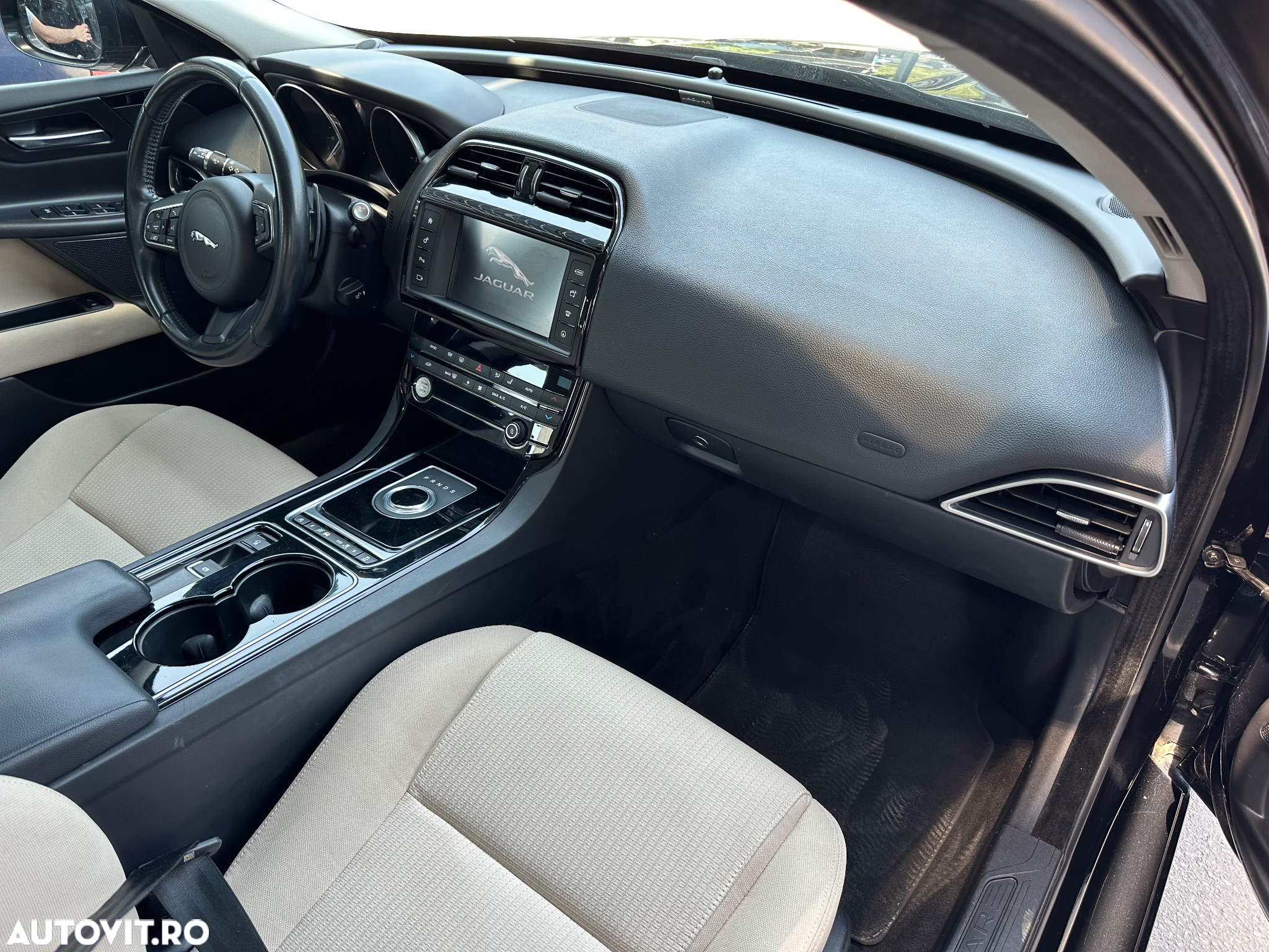 Jaguar XE - 9