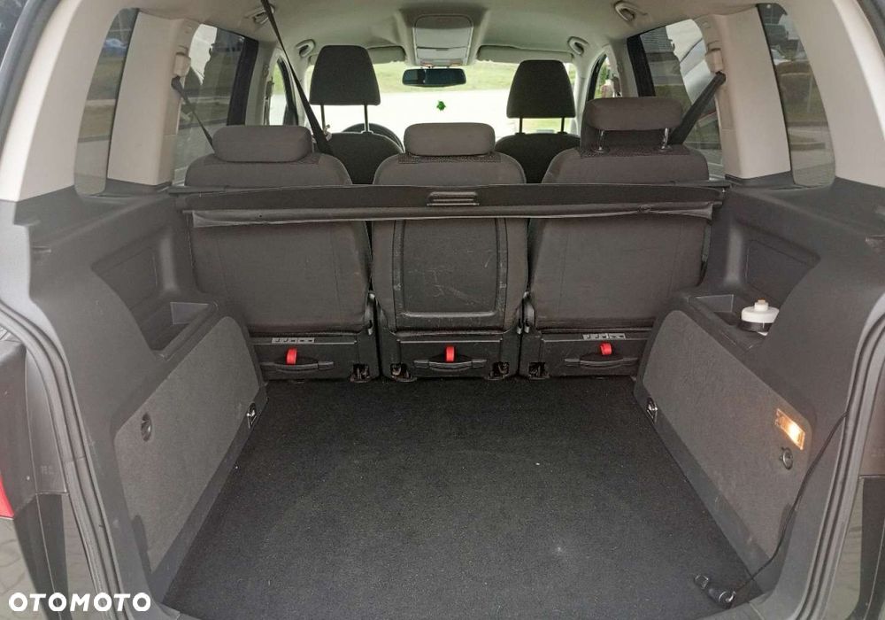 Volkswagen Touran - 12