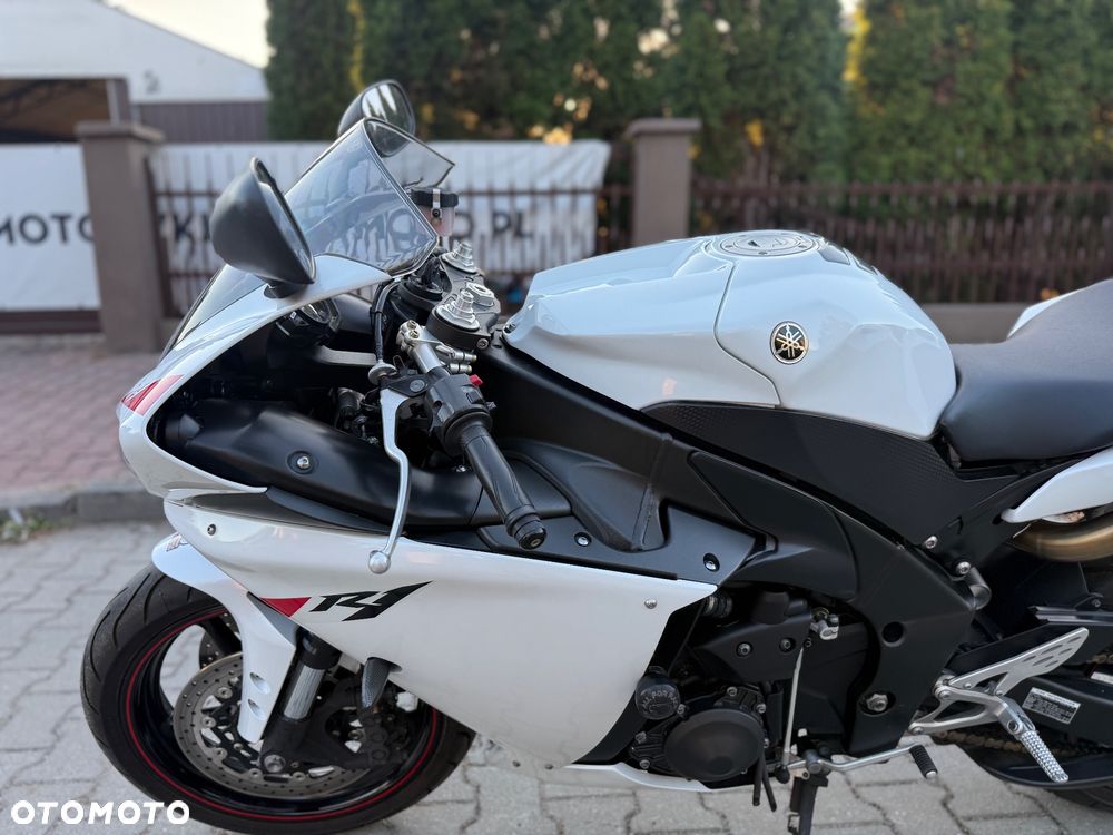 Yamaha R1 - 22