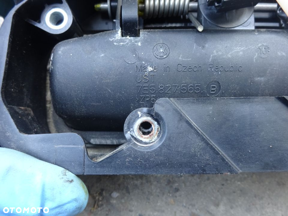 7E5827565B klamka klapy vw caddy transporter T5 lift czesci - 2