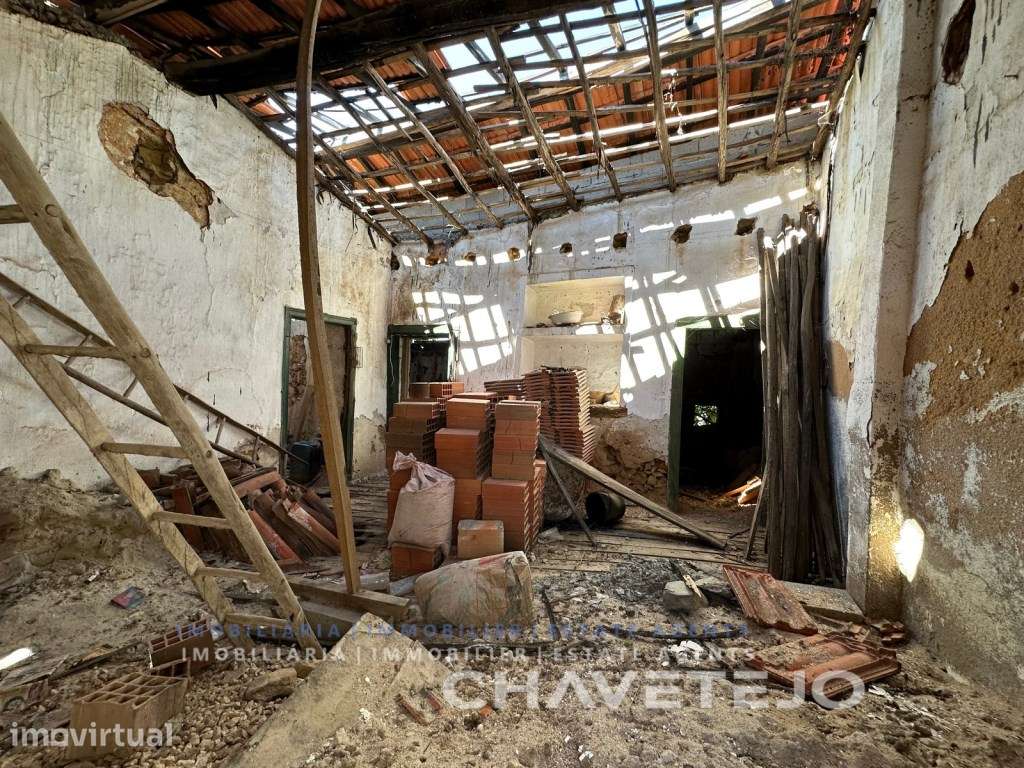 Casa térrea antiga para recuperar situada na aldeia dos Casais. - Grande imagem: 3/7