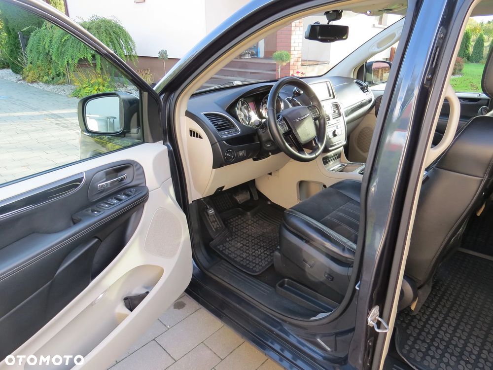 Chrysler Town & Country 3.6 Limited - 8