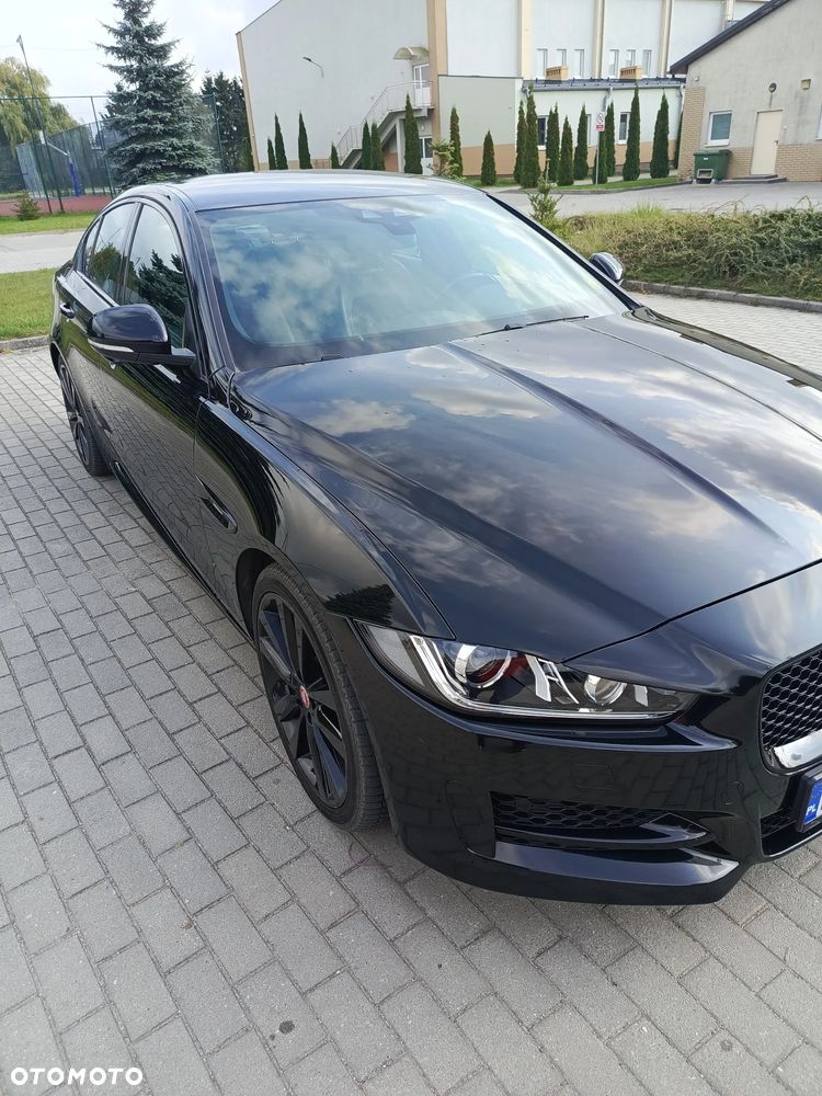 Jaguar XE 2.0 D AWD R-Sport - 2