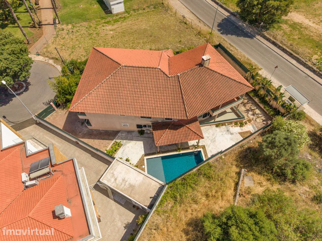 Moradia T4+1 com piscina e jardim, no Murganhal, Caxias - Grande imagem: 5/45