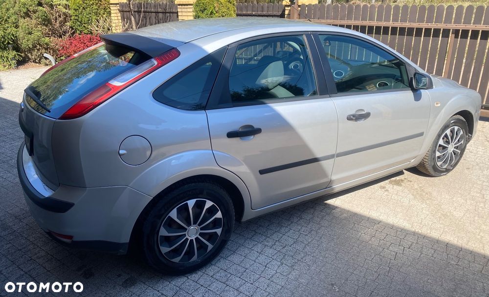 Ford Focus 1.6 Trend + - 6