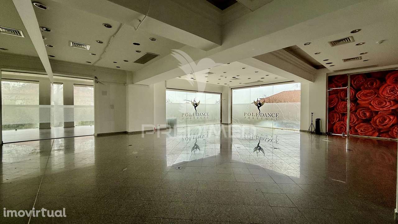 Loja ampla no centro de Almada com excelente visibilidade - Grande imagem: 2/10
