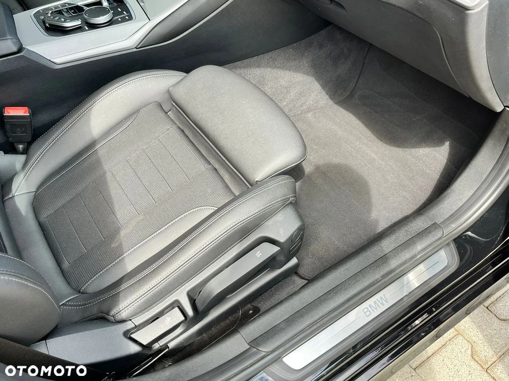 BMW Seria 3 318d mHEV - 24