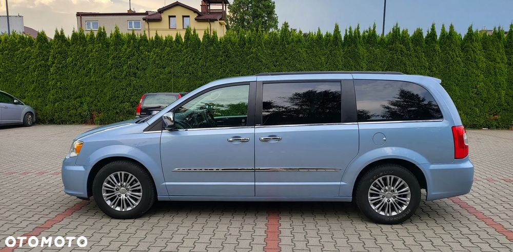 Chrysler Town & Country 3.6 Limited - 13