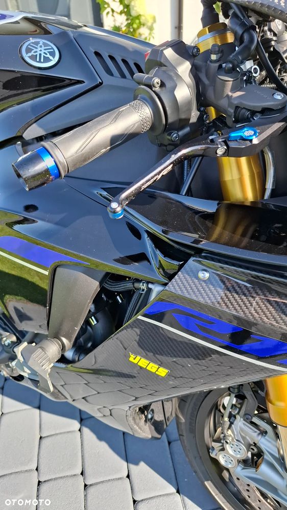 Yamaha R1 - 8