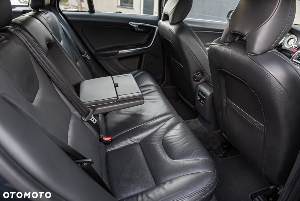 Volvo V60 D5 AWD Momentum - 30