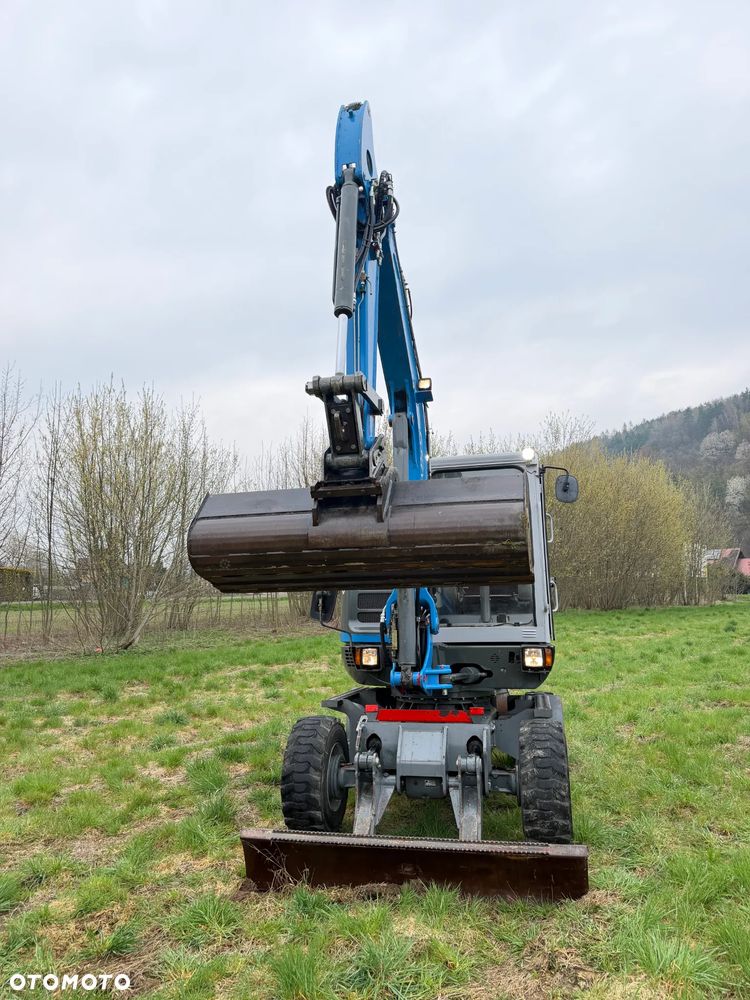Wacker Neuson 6503 Koparka Kołowa 7ton. Nowe Podwójne Opony z felgami dodatkowe! Niski Przebieg. Maszyna w Bardzo ładnym Stanie. Pochodzi z Komuny Norweskiej. Silnik YANMAR 65KM. Zero luzów wycieków 2 łyżki Okazja. Maszyna pracowała sporadycznie przy lekkich pracach publicznych. Zero zużycia. Dekra 2026r Dokumentacja. Stabilizatory. Zamki na tłokach. 3 sekcje Hydrauliczne. Szybka wolna Jazda. Silnik YANMAR - 38