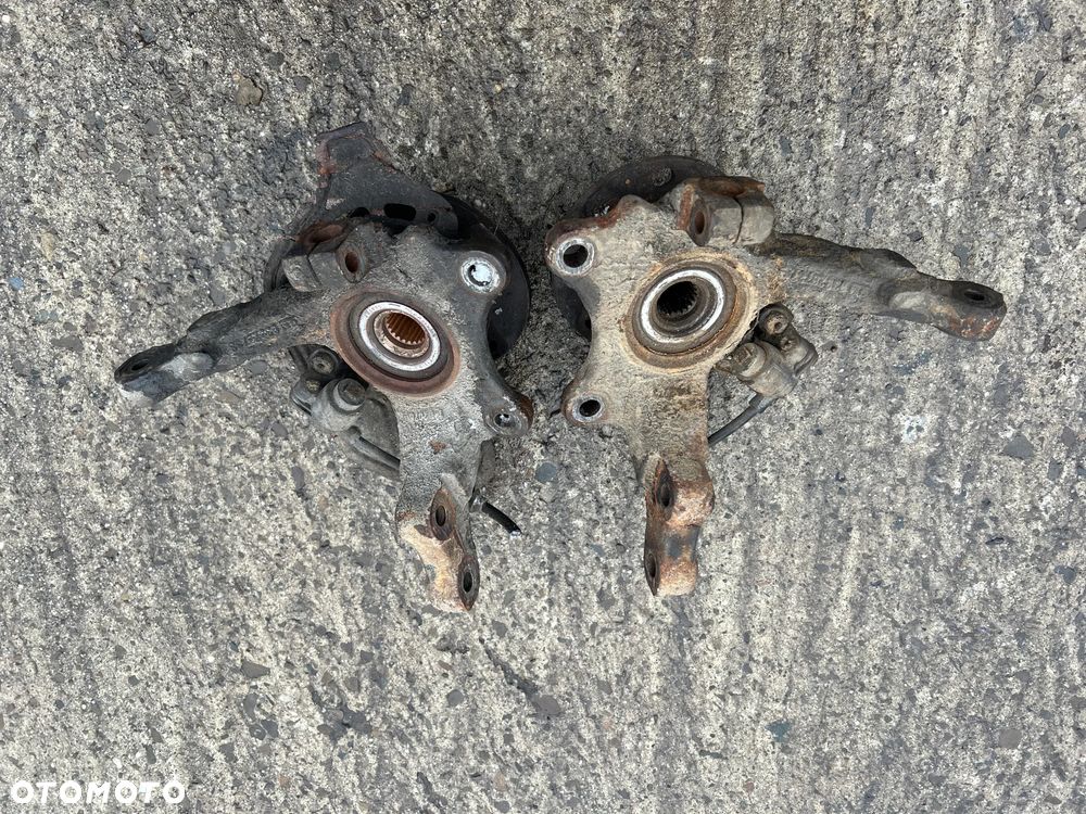 Zwrotnica lewa lub prawa Opel Meriva A 4 śruby - 5