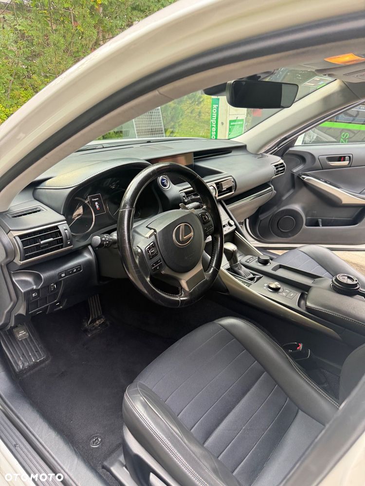 Lexus IS 300h Business Edition - 34