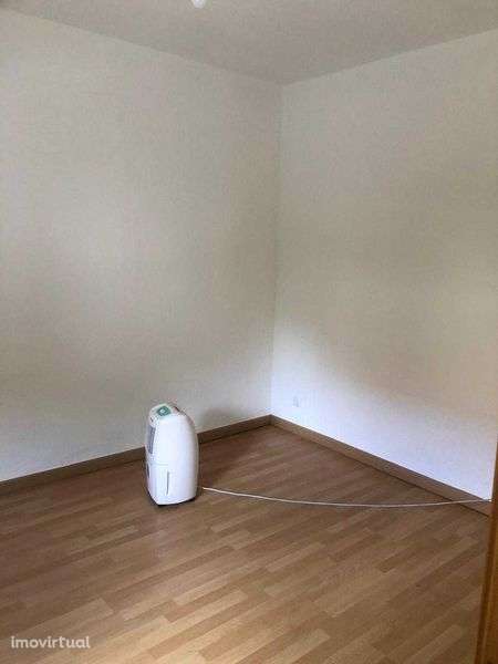 Sobreda, T1 anexo moradia, cozinha semi equipada, espaço exterior - Grande imagem: 3/9