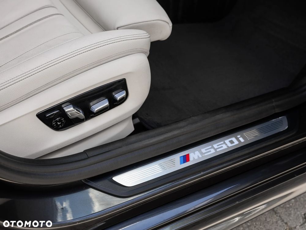 BMW Seria 5 M550i xDrive - 31