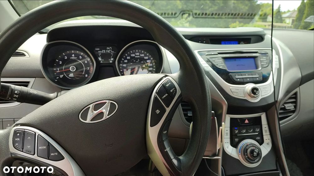 Hyundai Elantra - 4