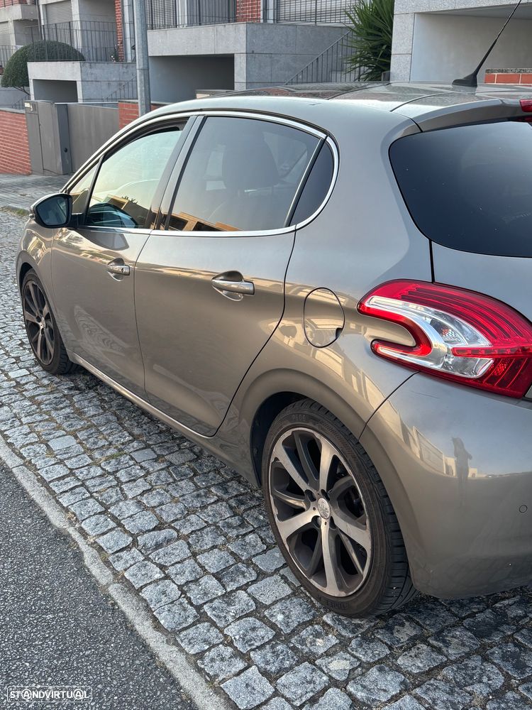 Peugeot 208 - 8