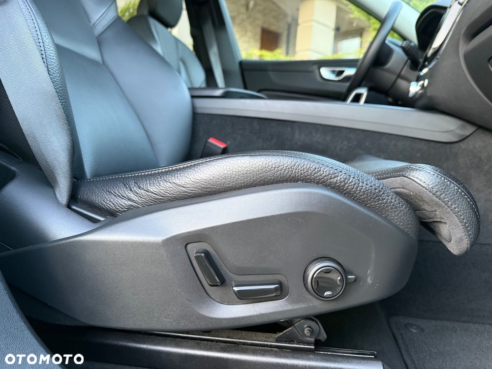 Volvo XC 60 B4 D Ultimate Dark - 28