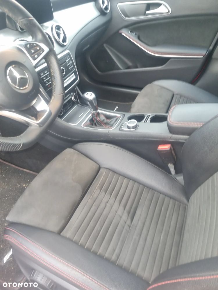 Mercedes-Benz CLA 180 AMG Line - 3