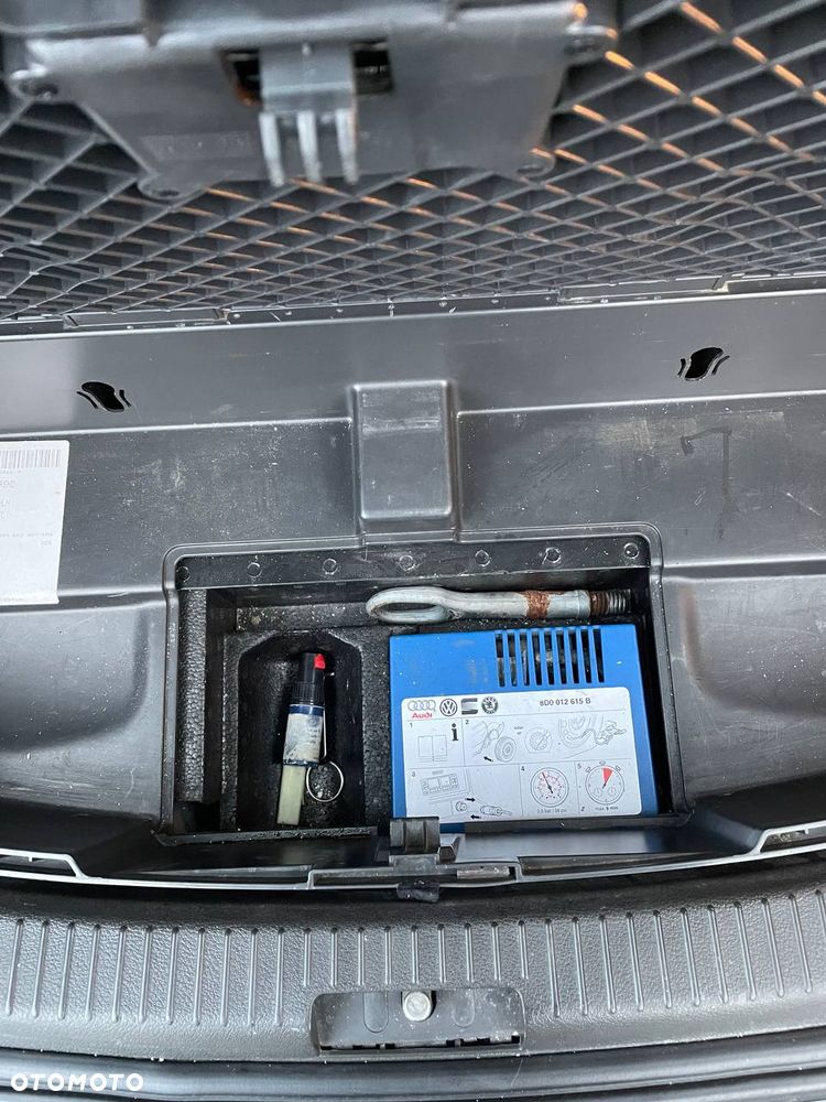 Volkswagen Touran 1.9 TDI Conceptline DSG - 28