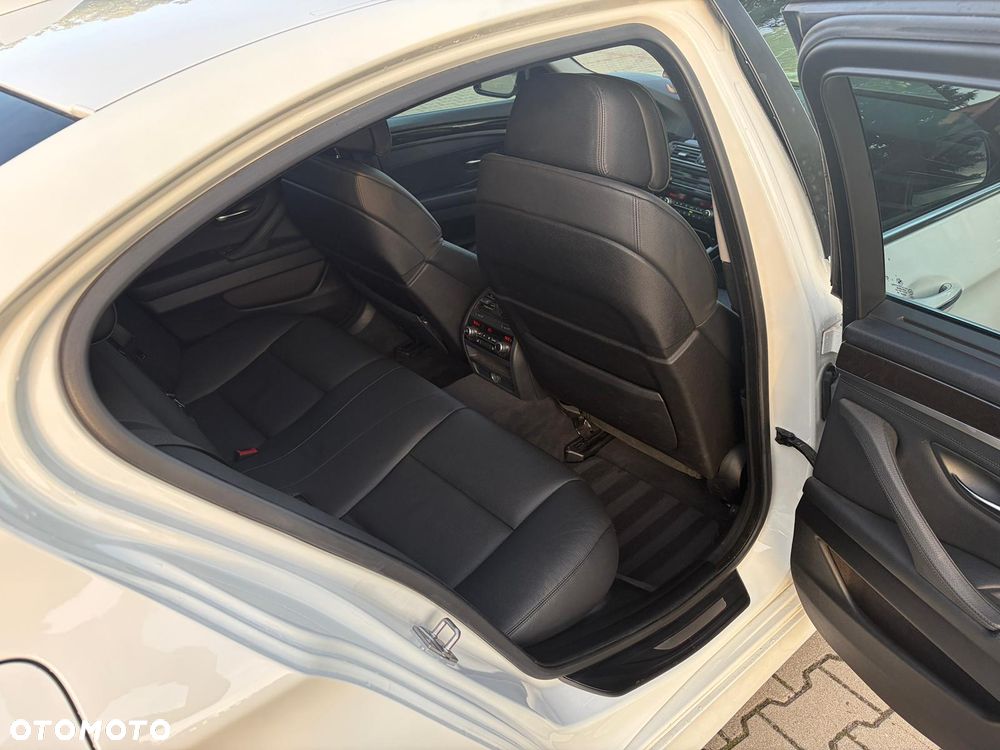 BMW Seria 5 550i - 13