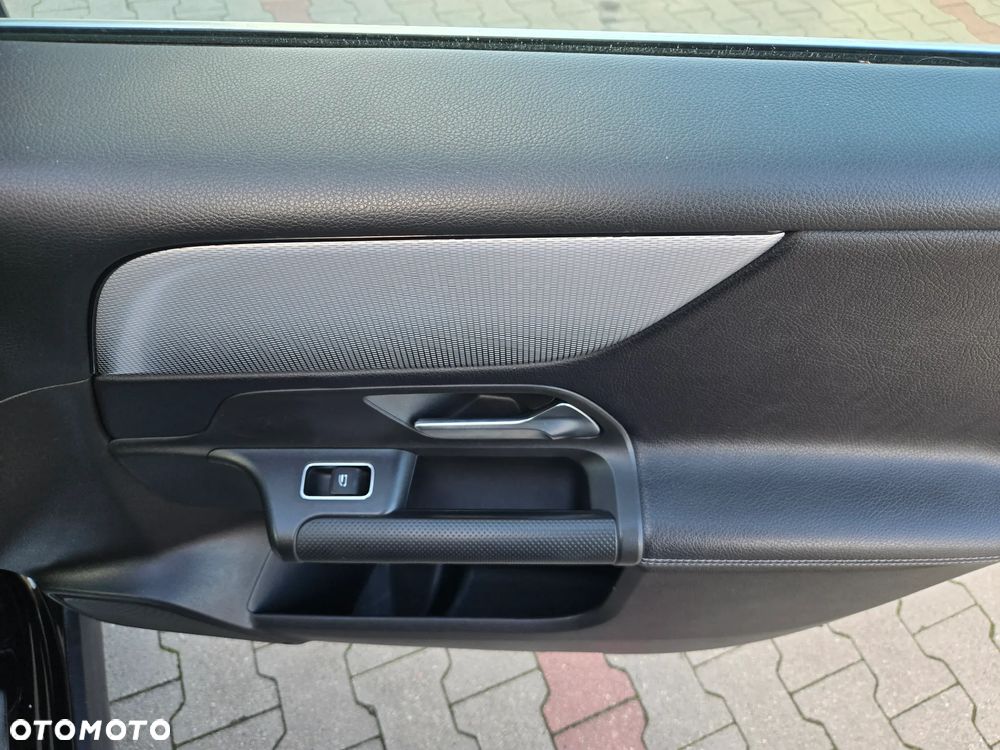Mercedes-Benz GLB - 11