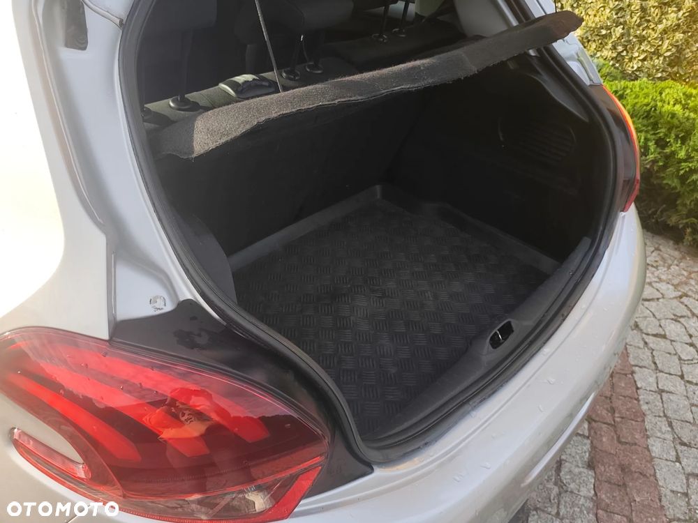 Peugeot 208 - 8